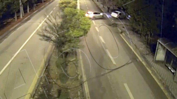 Bulvar yolunda yarış yapan trafik magandalarının kaza anı kamerada