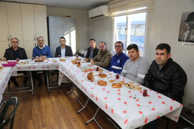 Başkan Tarhan çalışanlarla kahvaltıda buluştu