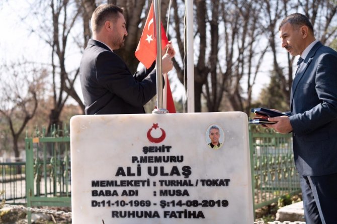 Şehit kabirlerindeki Türk bayrakları yenilendi