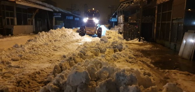 Tuşba Belediyesinin kar mesaisi gece de devam ediyor