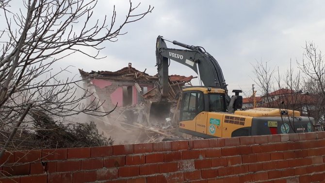 Manisa’da ağır hasarlı evlerin yıkımı devam ediyor