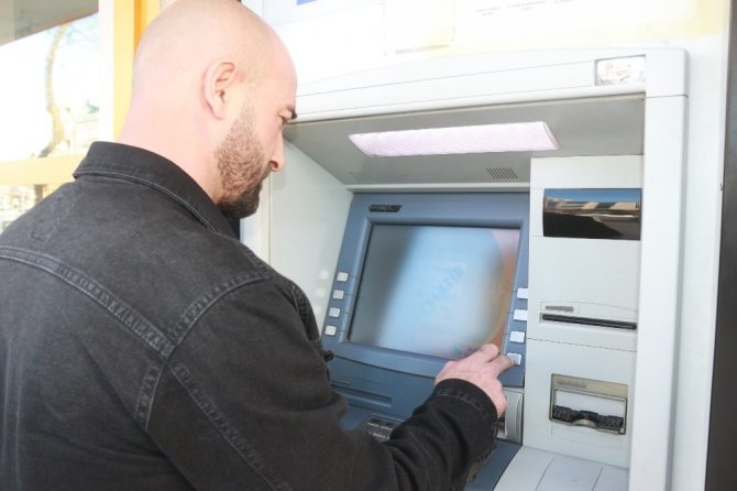 ATM’nin verdiği fazla paraları bankaya iade etti