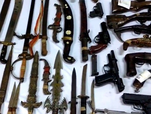 Bursa’da lastikçi dükkanından silah ve kılıç cephanesi çıktı