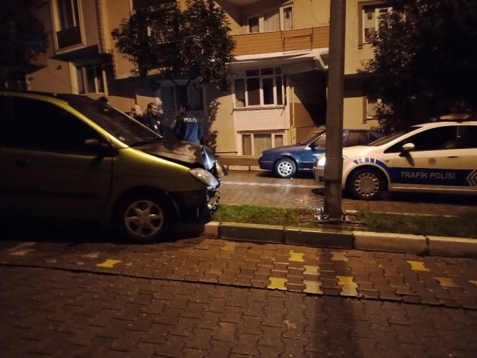 Bursa’da alkollü sürücü telefonuna bakınca