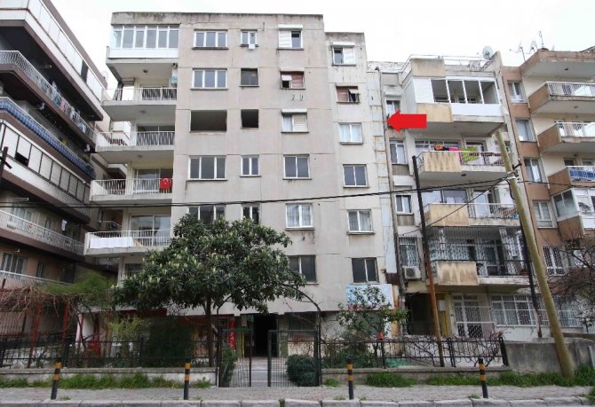 İzmir’de yan yatan bir bina riskli olduğu gerekçesiyle boşaltıldı