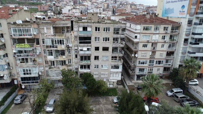 İzmir’de yan yatan bina tahliye ediliyor
