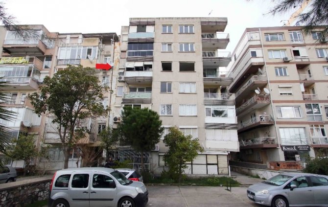 İzmir’de yan yatan bir bina riskli olduğu gerekçesiyle boşaltıldı
