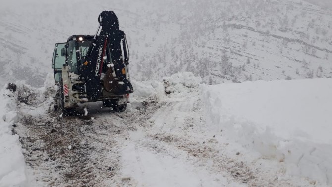 Şırnak’ta kardan kapanan köy yolları ulaşıma açıldı