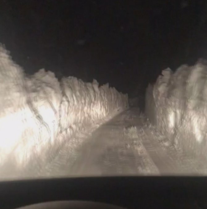 2 metreyi bulan kar yolda tünel oluşturdu