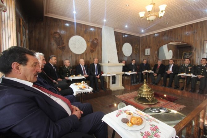 Başkan Pekmezci ve belediye meclis üyelerinden Garnizon Komutanına şükran ziyareti