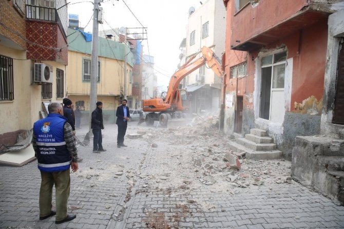 Haliliye’de metruk yapıların yıkımına başlandı