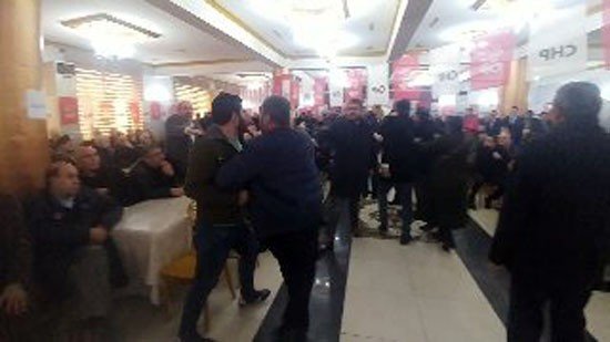 CHP kongresinde delege kadına danışmadan sert tepki: "Otur lan"