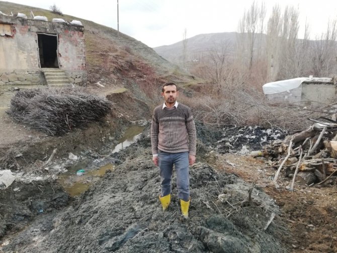 Köy halkı çamurlu ve bozuk yoldan kurtulmak istiyor