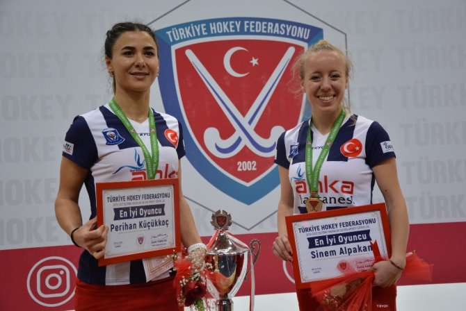 Hokey’e gönül vermiş iki Türk kızı