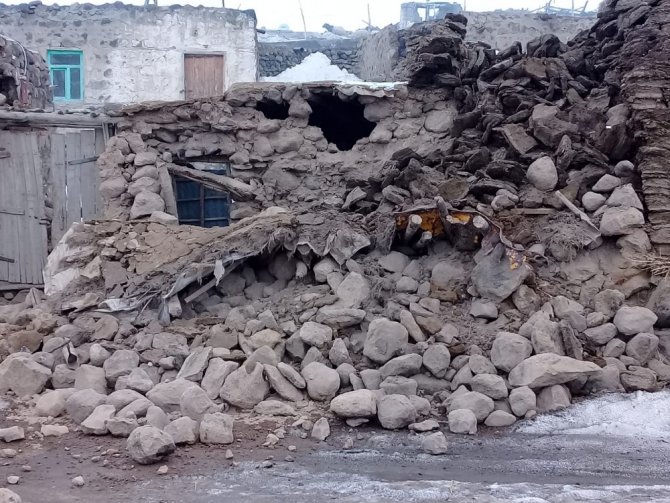 İran’daki deprem Van’da hasara neden oldu: Yaralılar var