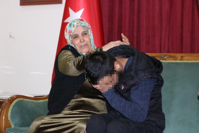 HDP önündeki ailelerden biri daha evladına kavuştu