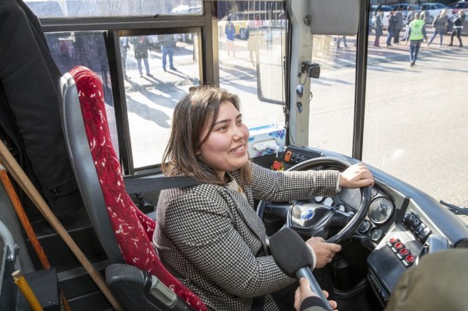 25 kadın otobüs şoförlüğü için direksiyon sınavından geçti