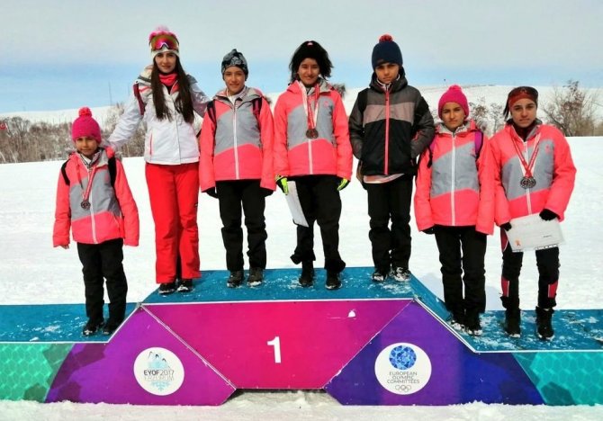 Sivaslı kayakçılar Türkiye 3.’sü oldu