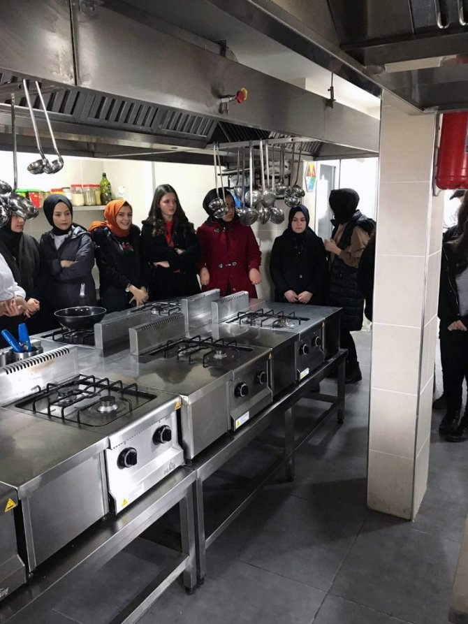 Liseli aşçı adayları SUBÜ mutfağında