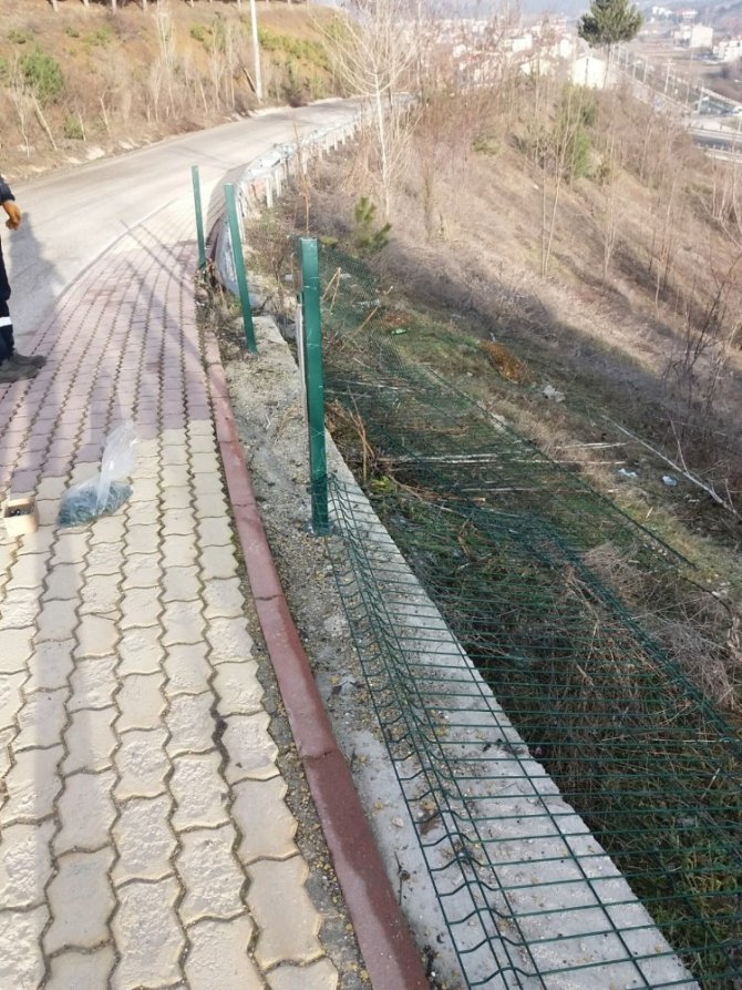 Yayaların güvenliğini sağlayan çitlere zarar verdiler