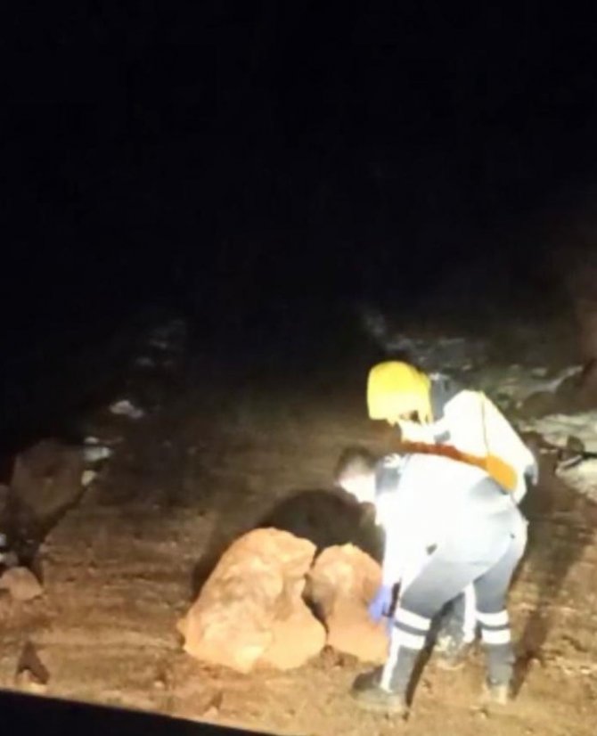 Dağdan kopan kaya parçalarını 112 ekipleri temizledi