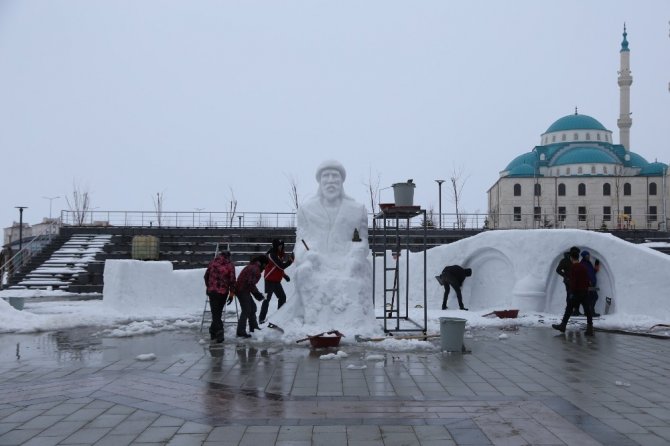 Bâbertî Külliyesinde yapılan kardan heykellere yoğun ilgi