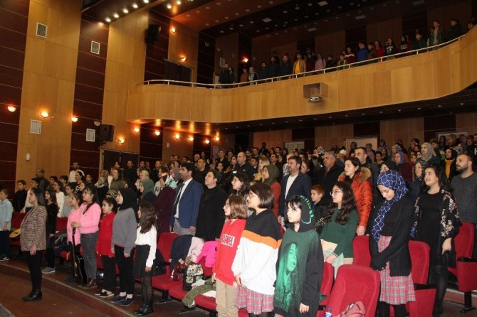 Bingöllü öğrenciler Elazığlı depremzedeler için konser verdi