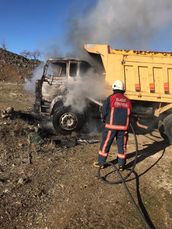 Elazığ’da kamyon yangını