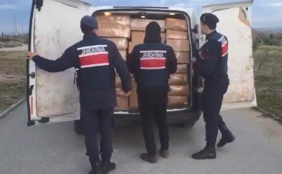 Kocaeli’de 500 bin TL değerinde tonlarca kaçak nargile tütünü yakalandı