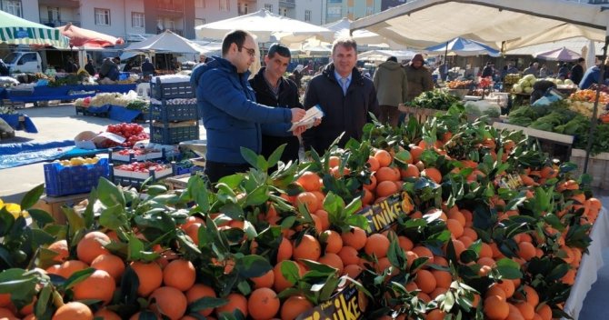 Pazar yerindeki meyve satıcıları meyve sineği zararlısına karşı bilgilendirildi