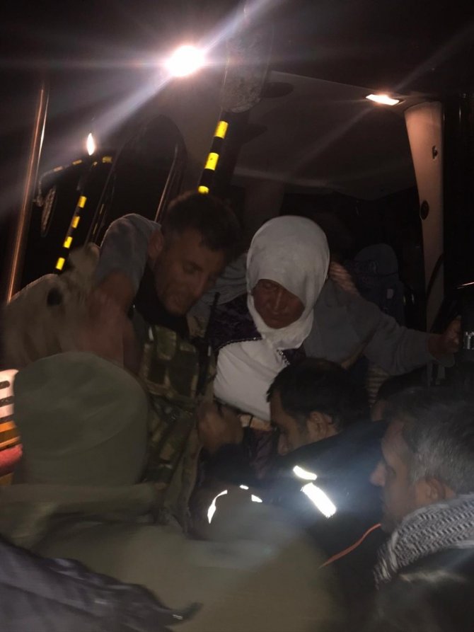 Jandarma emniyeti sağladı, hasta kadın 3 saat süren çalışmanın ardından kurtarıldı