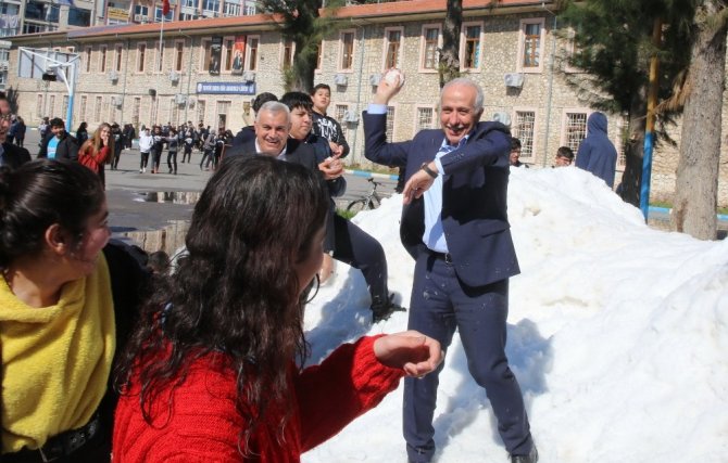 Akdeniz Belediyesi’nden çocuklara kar sürprizi