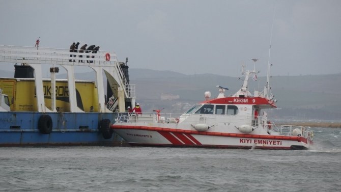Karaya oturan feribottan 4 kişi tahliye edildi