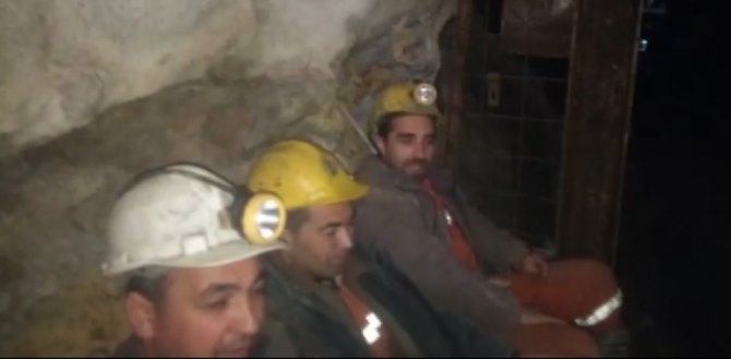 Arkadaşlarının işten çıkarılmasını kabullenmeyen işçiler kendini maden ocağına kapattı