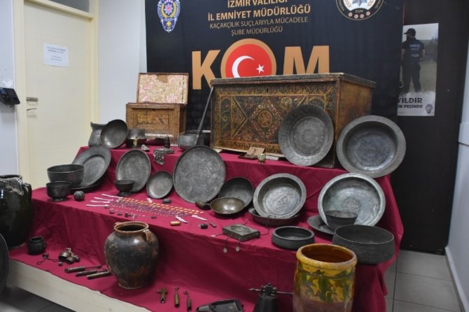 İzmir’de piyasa değeri 15 milyon lira olan 506 parça tarihi eser ele geçirildi