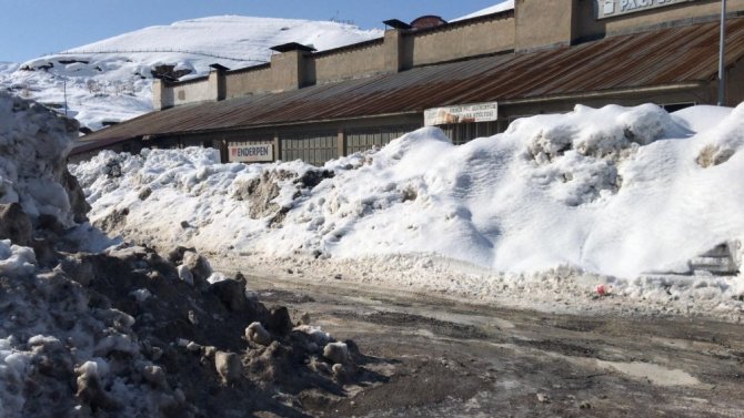 Hakkari kent merkezide karla mücadele sürüyor
