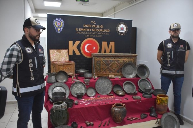 İzmir’de piyasa değeri 15 milyon lira olan 506 parça tarihi eser ele geçirildi
