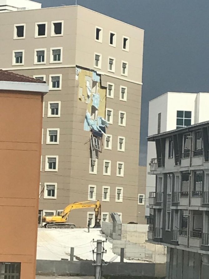 Fırtına yeni hastane inşaatını vurdu