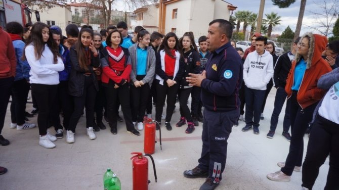Sarıgöl’de öğrencilere uygulamalı yangın eğitimi