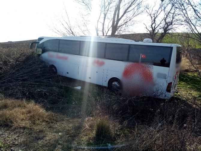 Yolcu otobüsü şarampole girdi: Bagajda uyuyan muavin yaralandı