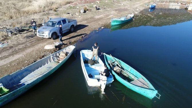 Beyşehir Gölü’nde ‘şok’la yasa dışı balık avcılığına droneli takip
