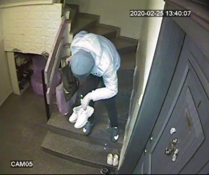 Apartmanda ayakkabıları seçerek çalan hırsız kamerada