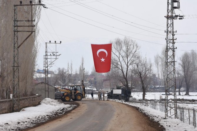 Şehidin haberi ailesine ulaştı, köyü Türk bayrakları ile donatıldı