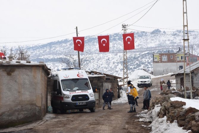 Şehidin haberi ailesine ulaştı, köyü Türk bayrakları ile donatıldı