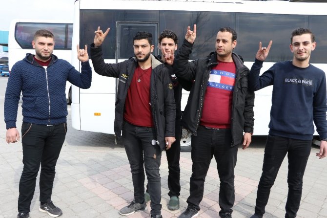 Suriyeli gençler Mehmetçiğe destek için yola çıktı