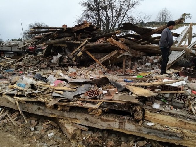 Kastamonu’da evi yıkılan aileye AFAD ve Türk Kızılayından yardım