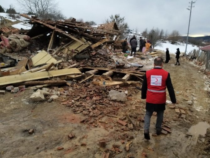 Kastamonu’da evi yıkılan aileye AFAD ve Türk Kızılayından yardım