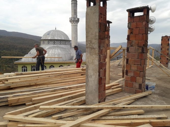 Nüzhetiye köy konağının çatısı onarıldı