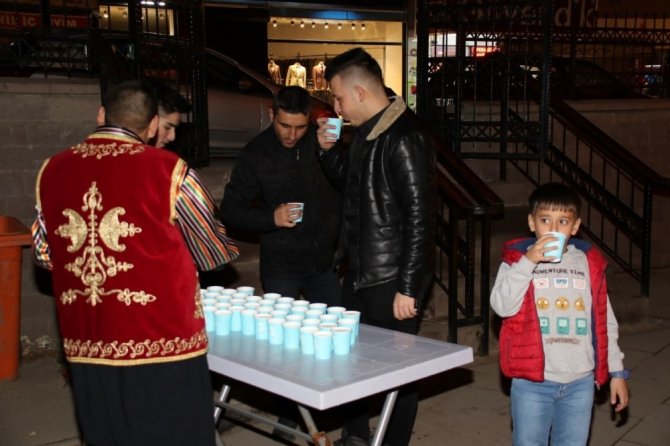 Akşehir’de ballı süt ikramı geleneği devam ediyor