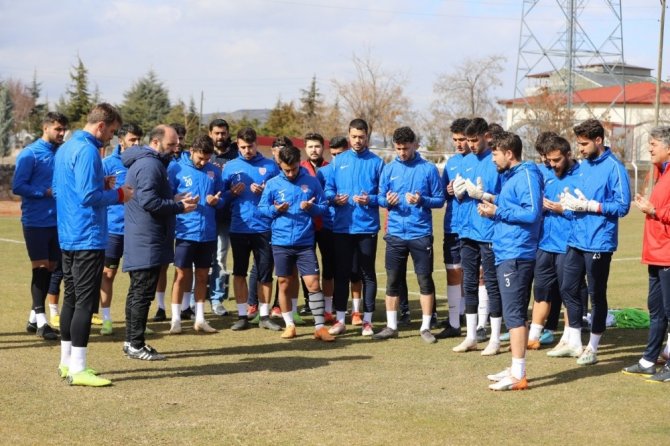 Nevşehir Belediyesporlu futbolculardan antrenman öncesi Mehmetçik için dua